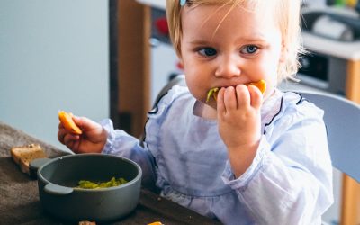 Quels couverts donner à son bébé à table ?
